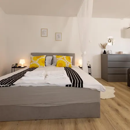 Apartma Lia *